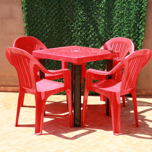 Tables de haute qualité 0,75× 0,75 cm + 4 Chaises de jardin